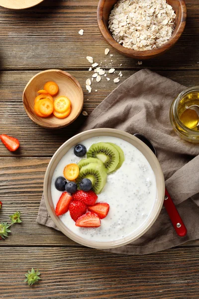 Mjölk chia frön pudding med frukter — Stockfoto
