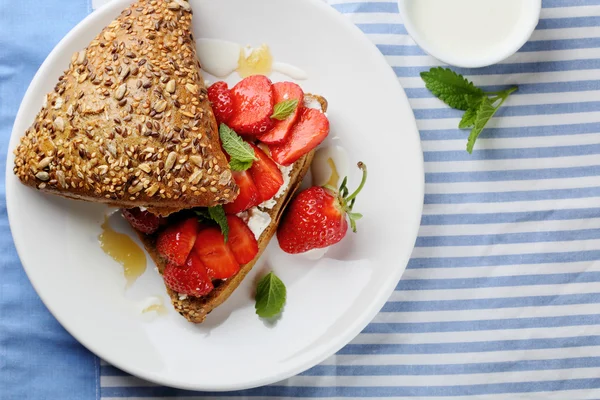 Broodje met aardbeien en kaas — Stockfoto