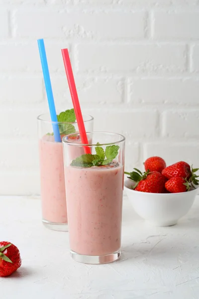 Свежий летний напиток с ягодами — стоковое фото