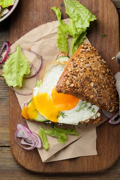 Sandwich aux œufs frits et salade — Photo