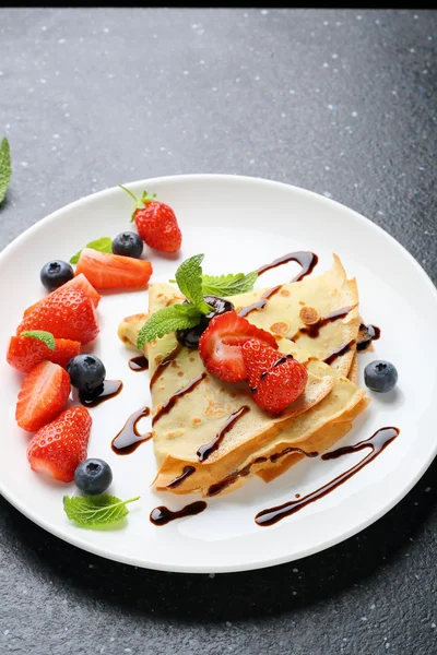 Crêpe à la fraise sur assiette blanche — Photo