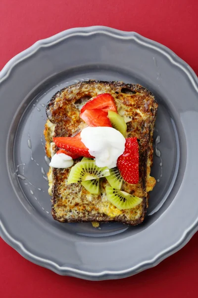 Tostadas con frutas y crema — Foto de Stock