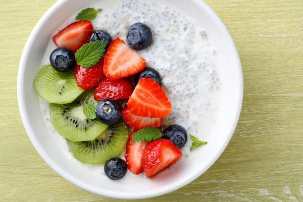 Hälsosam livsstil frukost med bär — Stockfoto