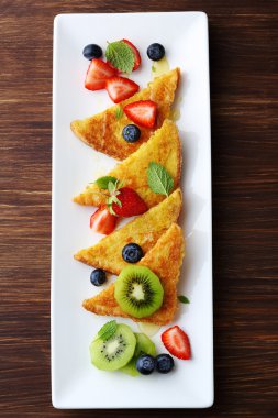 Fransız tost çilek ve yaban mersini