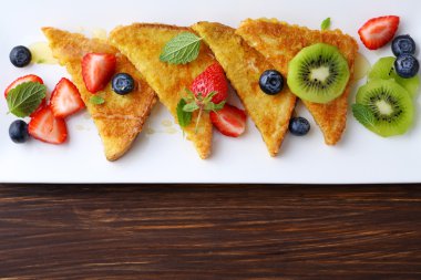 Fransız tost taze çilek ile