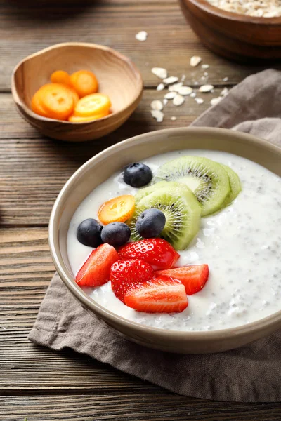 Hälsosam frukost skål med frukter — Stockfoto