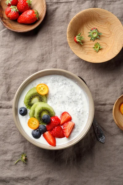 Завтрак со свежими фруктами в миске — стоковое фото