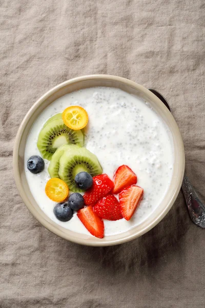 Gesunde Frühstücksschale mit frischen Früchten — Stockfoto