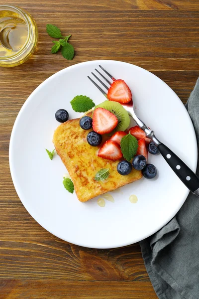 Toast med färska bär — Stockfoto