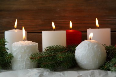 yanan advent mumlar ve yeşil Ladin