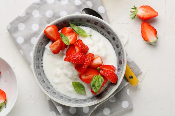 Rice pudding bowl with strawberry, — Stock Photo, Image