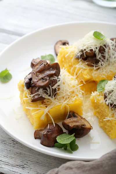 Polenta com fatia de cogumelos — Fotografia de Stock