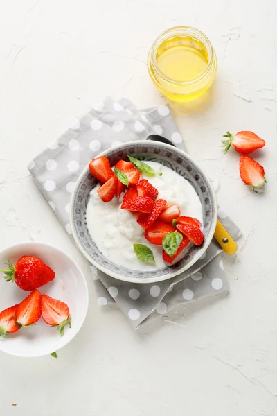 Frühstück Reis mit Erdbeeren — Stockfoto