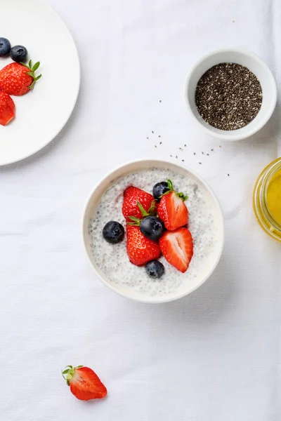 Chia frön skål med färska bär — Stockfoto