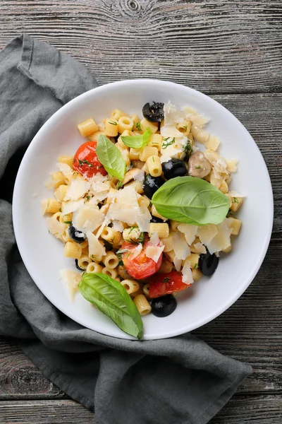 Pasta with tomatoes and cheese — Stock Photo, Image