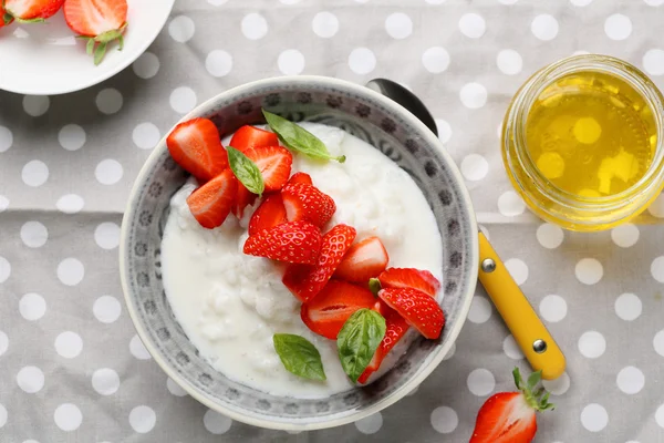 딸기와 함께 건강 한 아침 식사 쌀 — 스톡 사진