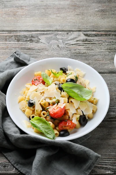 Italiensk pasta med tomater och Oliver — Stockfoto