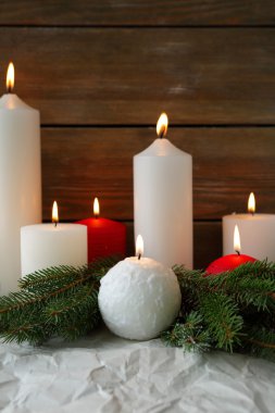 pek çok kırmızı ve beyaz Noel mumlar