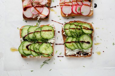 yaz sebze bruschetta peynir ile