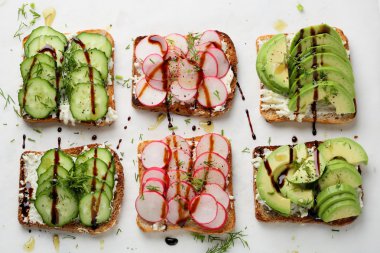  sebze bruschetta peynir ve sos ile