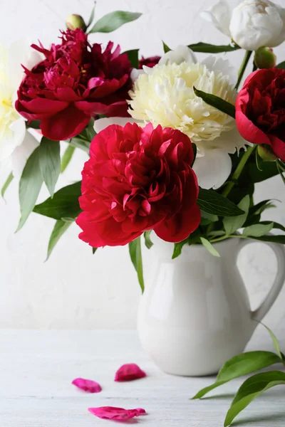 Fresh peonies in vase — Stock Photo, Image