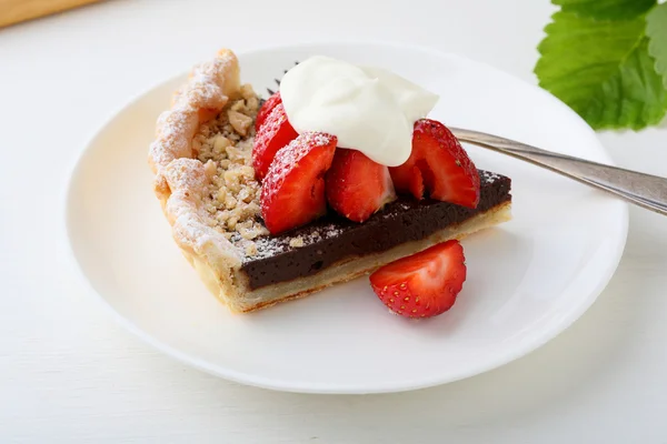 Piece of strawberries and chocolate tart — Stock Photo, Image