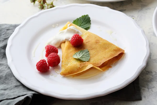 Fresh pancake with cream — Stock Photo, Image