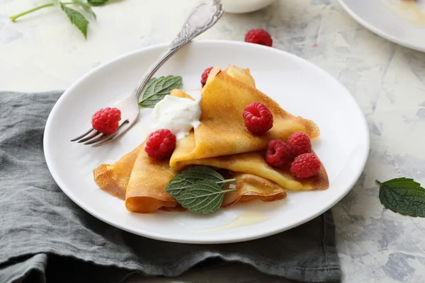 Crepes de verão com nata e bagas — Fotografia de Stock