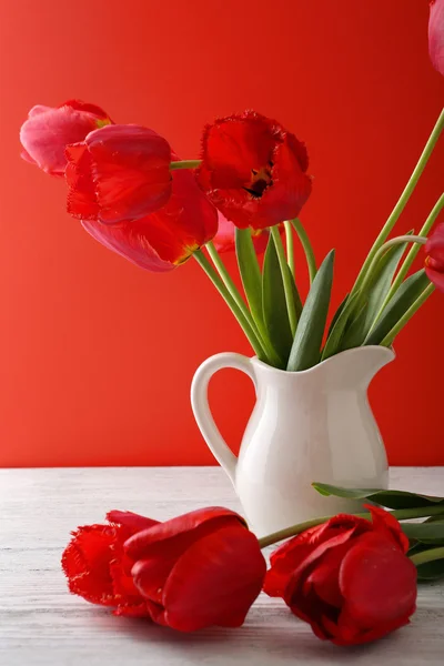 Frische Blumen in der Vase — Stockfoto