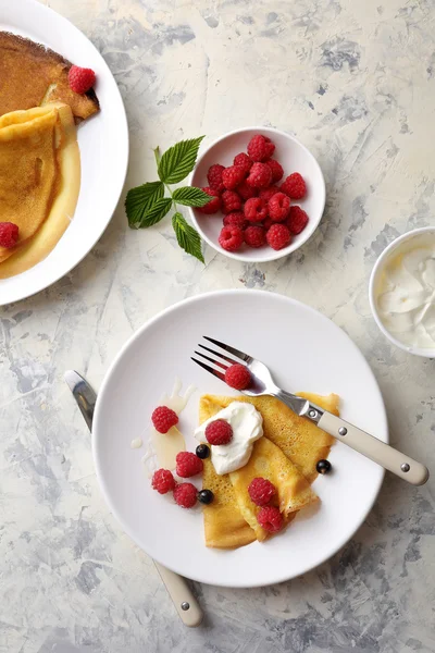 Frühstück mit Pfannkuchen und Beeren — Stockfoto