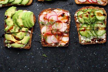 siyah arka plan üzerine sebzeli tost