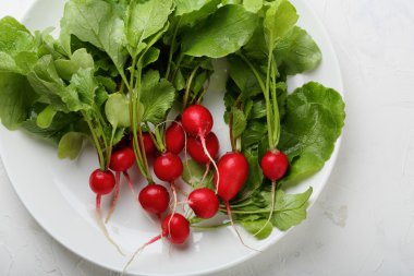 Beyaz plaka üzerinde organik turp