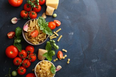 pişmemiş makarna ve domates, gıda arka plan
