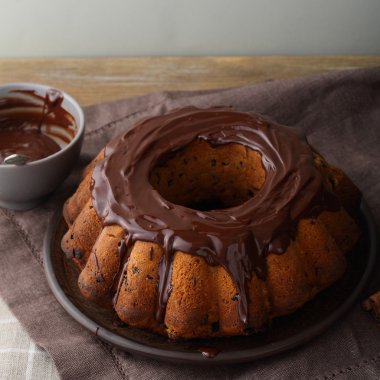 Noel kek çikolata sosu ile