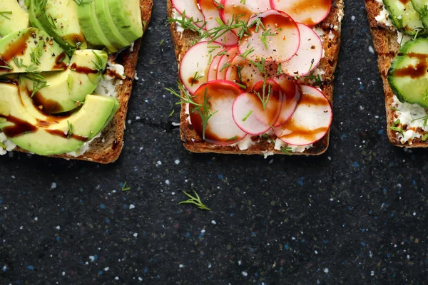 Toasts mit Gemüse auf Schiefer — Stockfoto