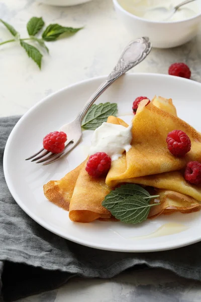 Crepes with cream and berries — Stock Photo, Image