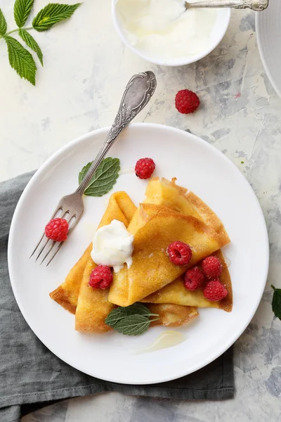 Pancakes with sweet berries and cream — Stock Photo, Image