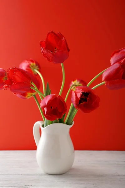 Rote Tulpen in weißer Vase — Stockfoto