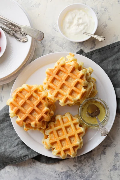 Hausgemachte Waffeln mit Honig auf dem Teller — Stockfoto