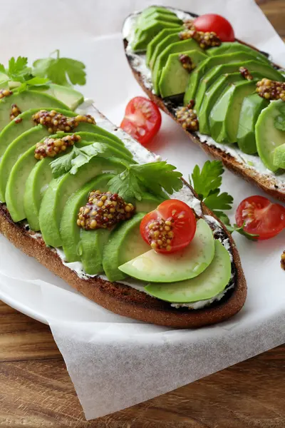 peynir ile avokado sandviç