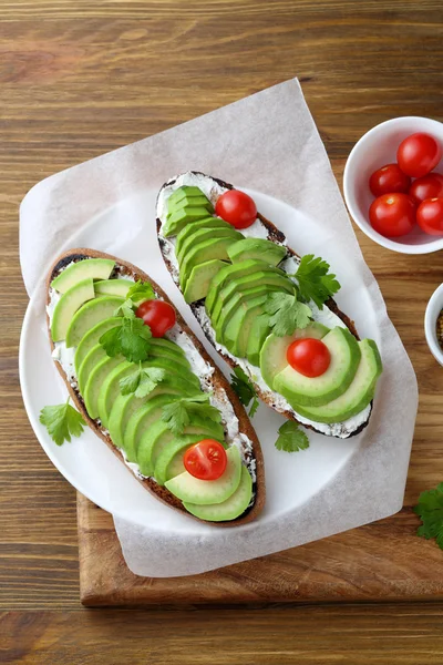 Avocado sandwich with tomato — Stock Photo, Image