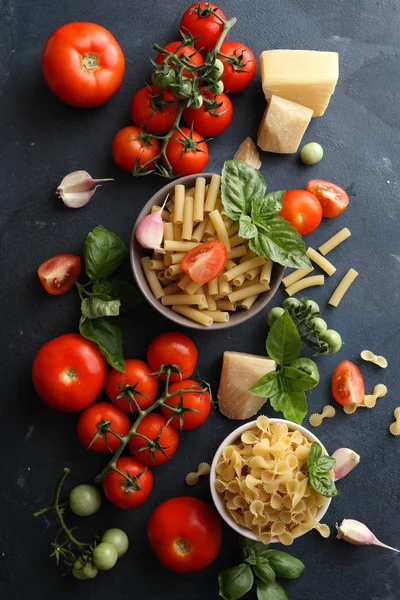 Сырая паста и помидоры — стоковое фото
