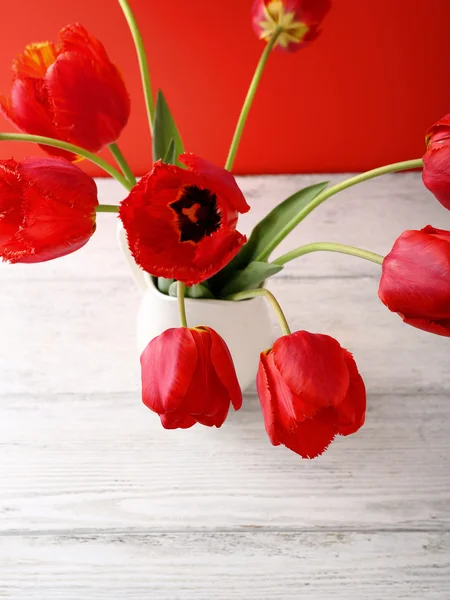 Roter Tulpenstrauß in weißer Vase — Stockfoto