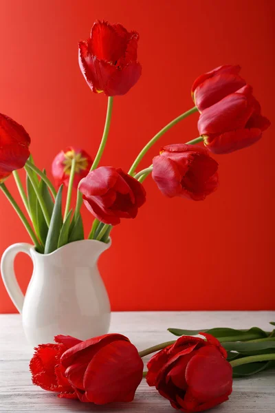 Frische rote Tulpen in der Vase — Stockfoto