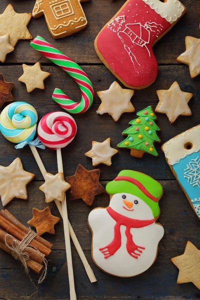 Bonbons de Noël sur fond en bois — Photo