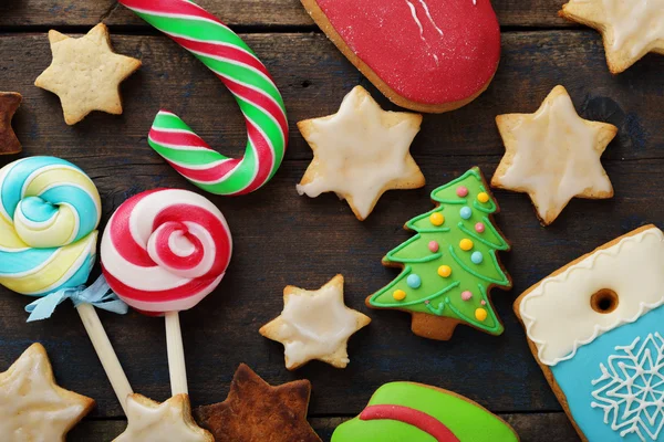 Doces de Natal e biscoitos em fundo de madeira — Fotografia de Stock