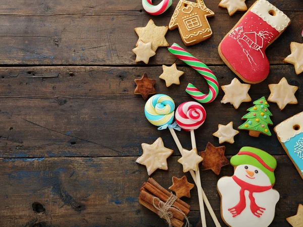 Bonbons de Noël et biscuits sur fond rustique — Photo