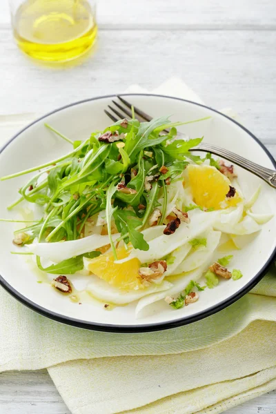 Здоровый салат из фенхеля — стоковое фото