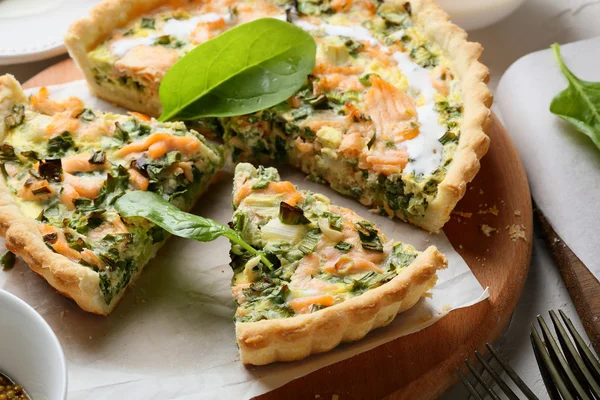 Espinafre e quiche de peixe — Fotografia de Stock