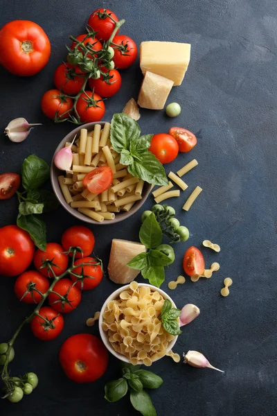 Rå italiensk pasta bakgrund — Stockfoto